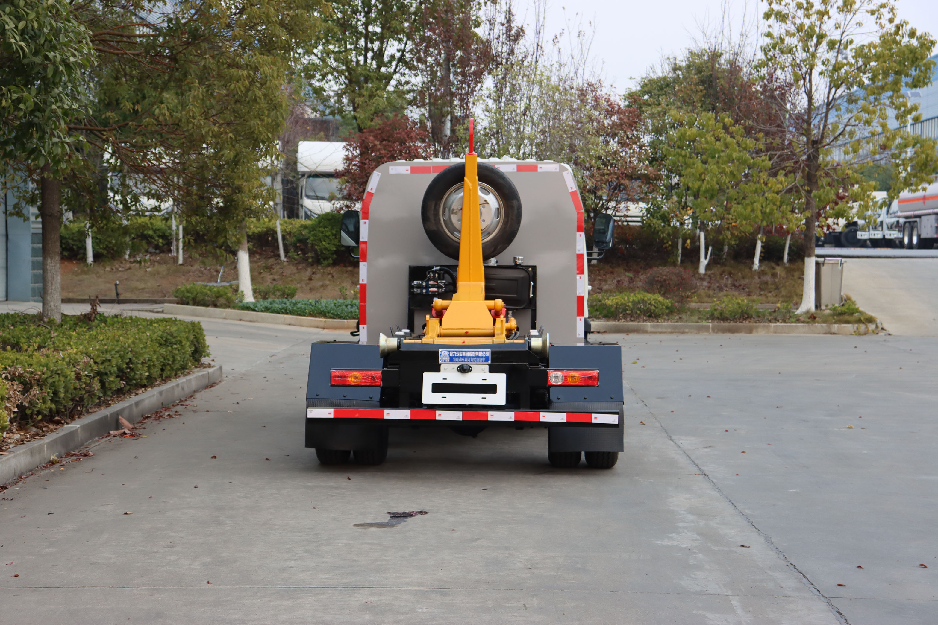 福田領(lǐng)航2.5方純電動(dòng)車(chē)廂可卸式垃圾車(chē)圖片5