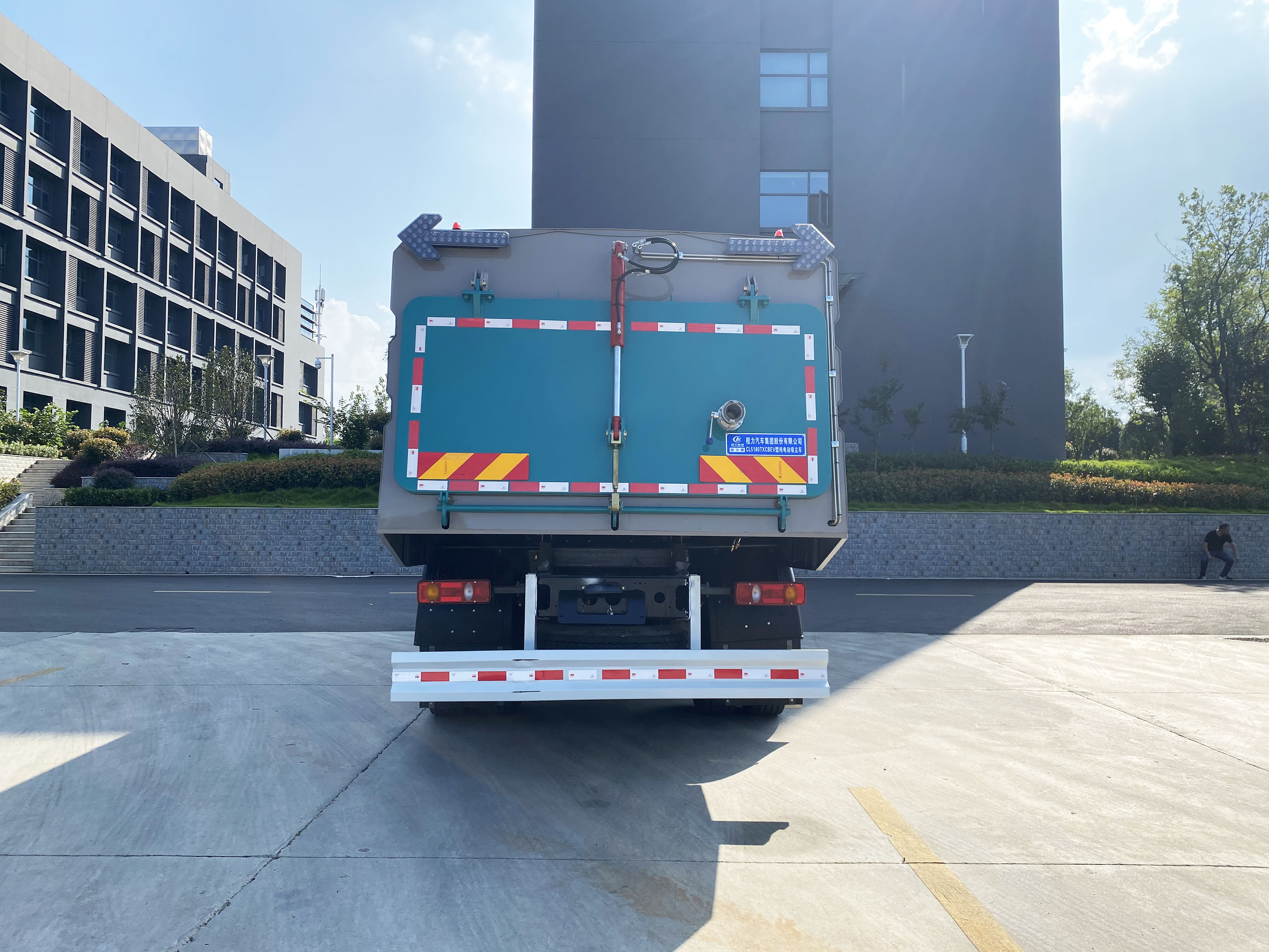 東風(fēng)天錦純電動多功能洗掃車圖片5