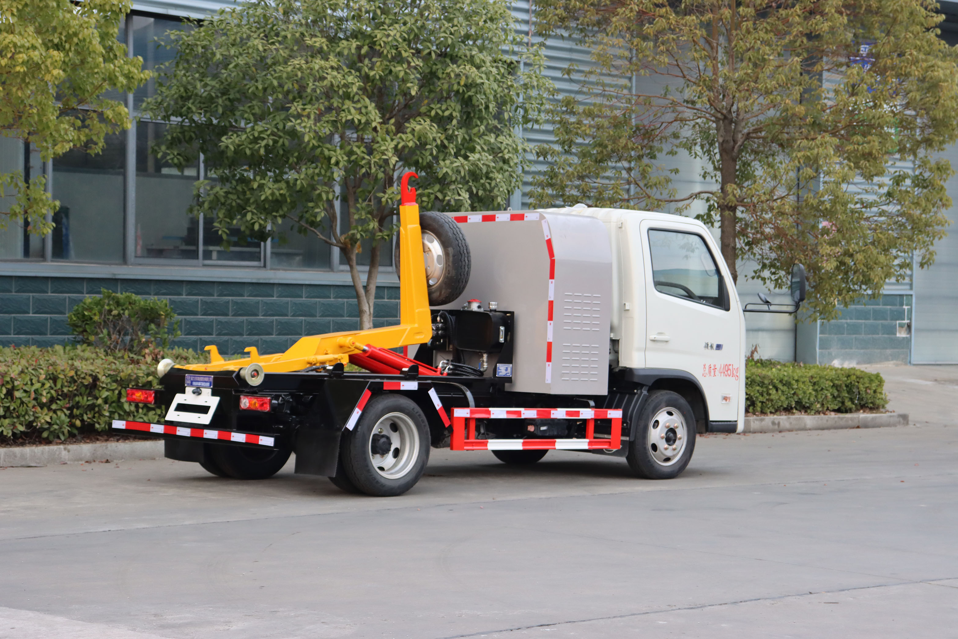 福田領(lǐng)航2.5方純電動(dòng)車(chē)廂可卸式垃圾車(chē)圖片4