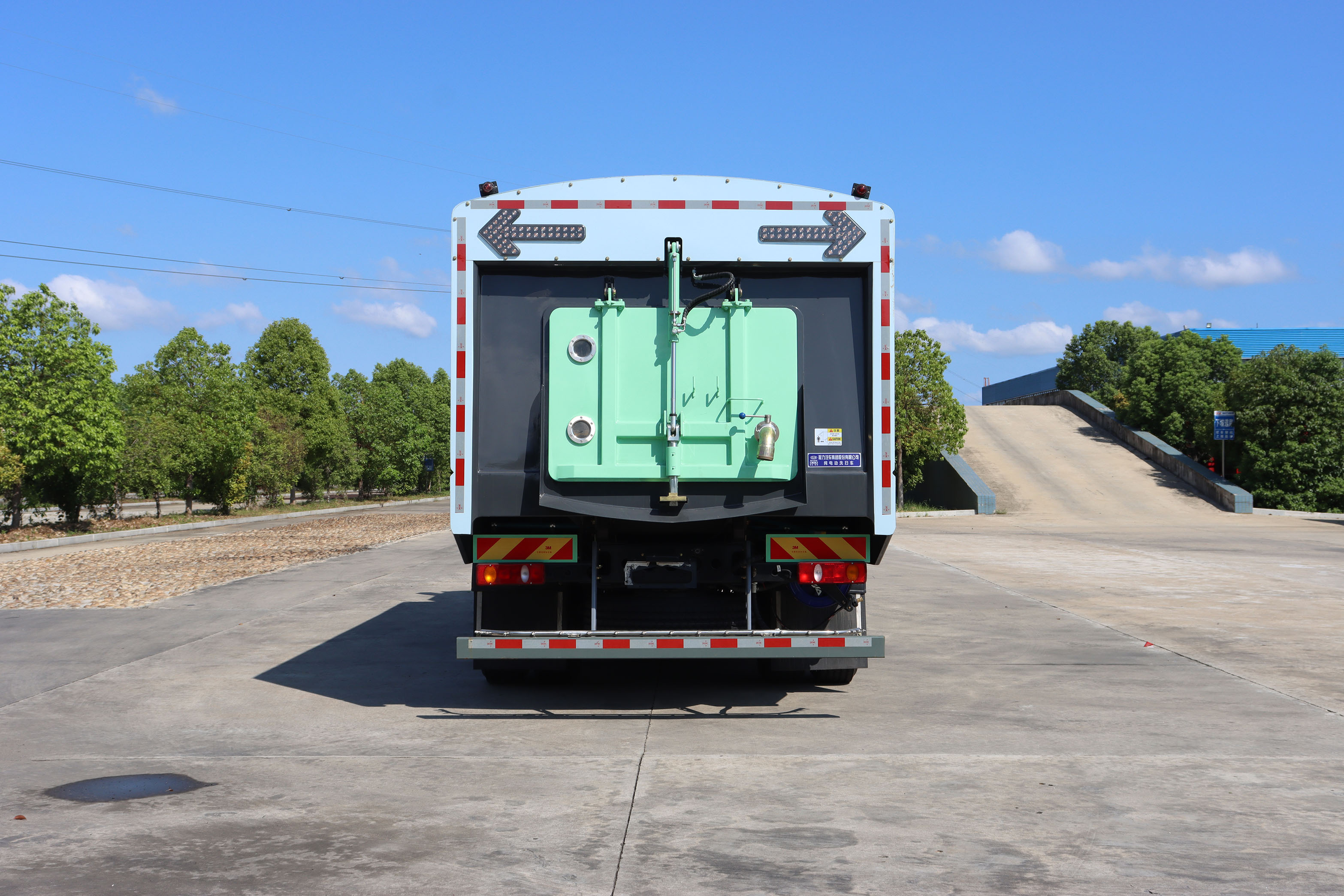 東風(fēng)天錦15方純電動高端洗掃車圖片5
