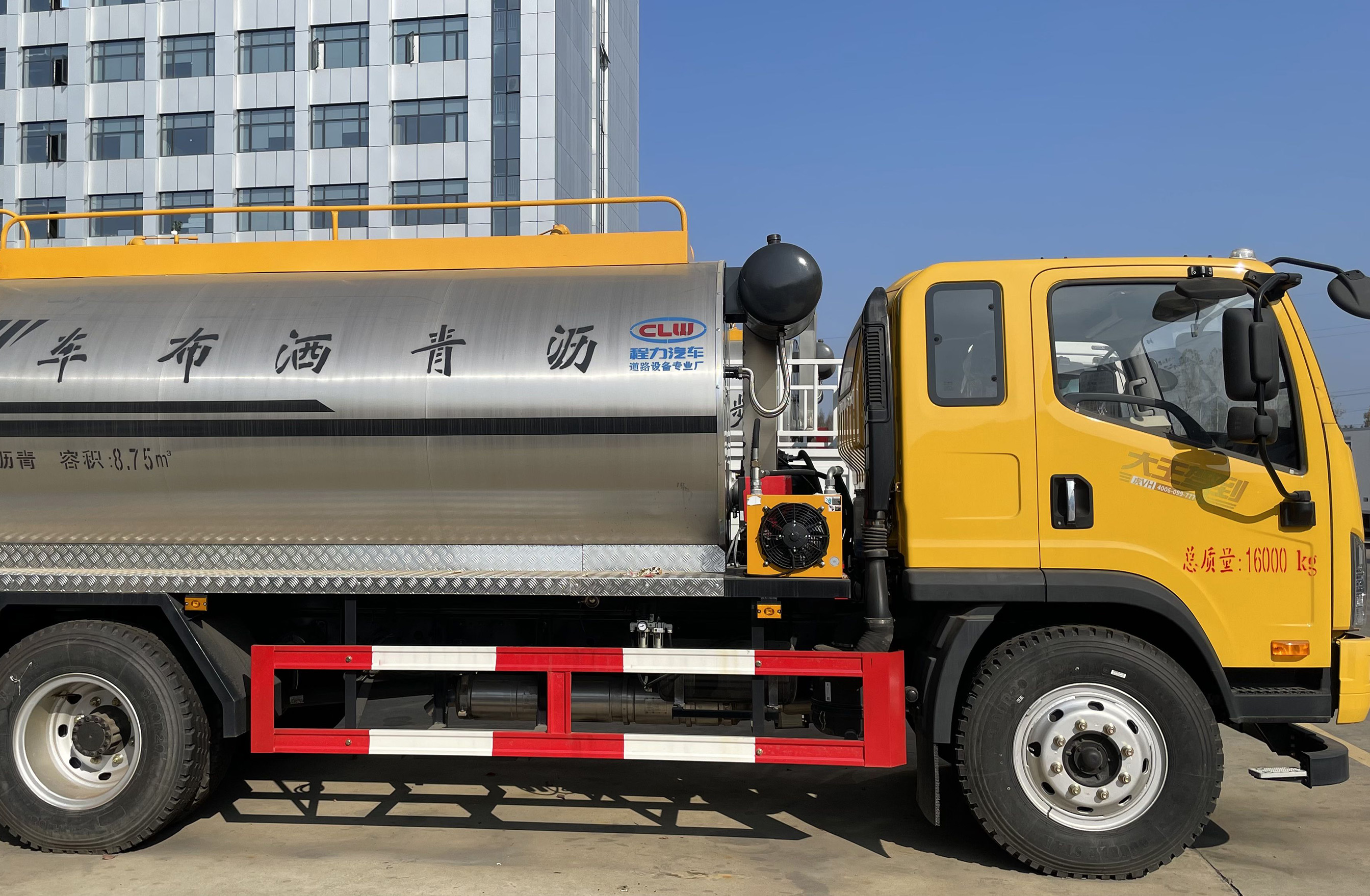 解放8.75方瀝青灑布車(chē)圖片3