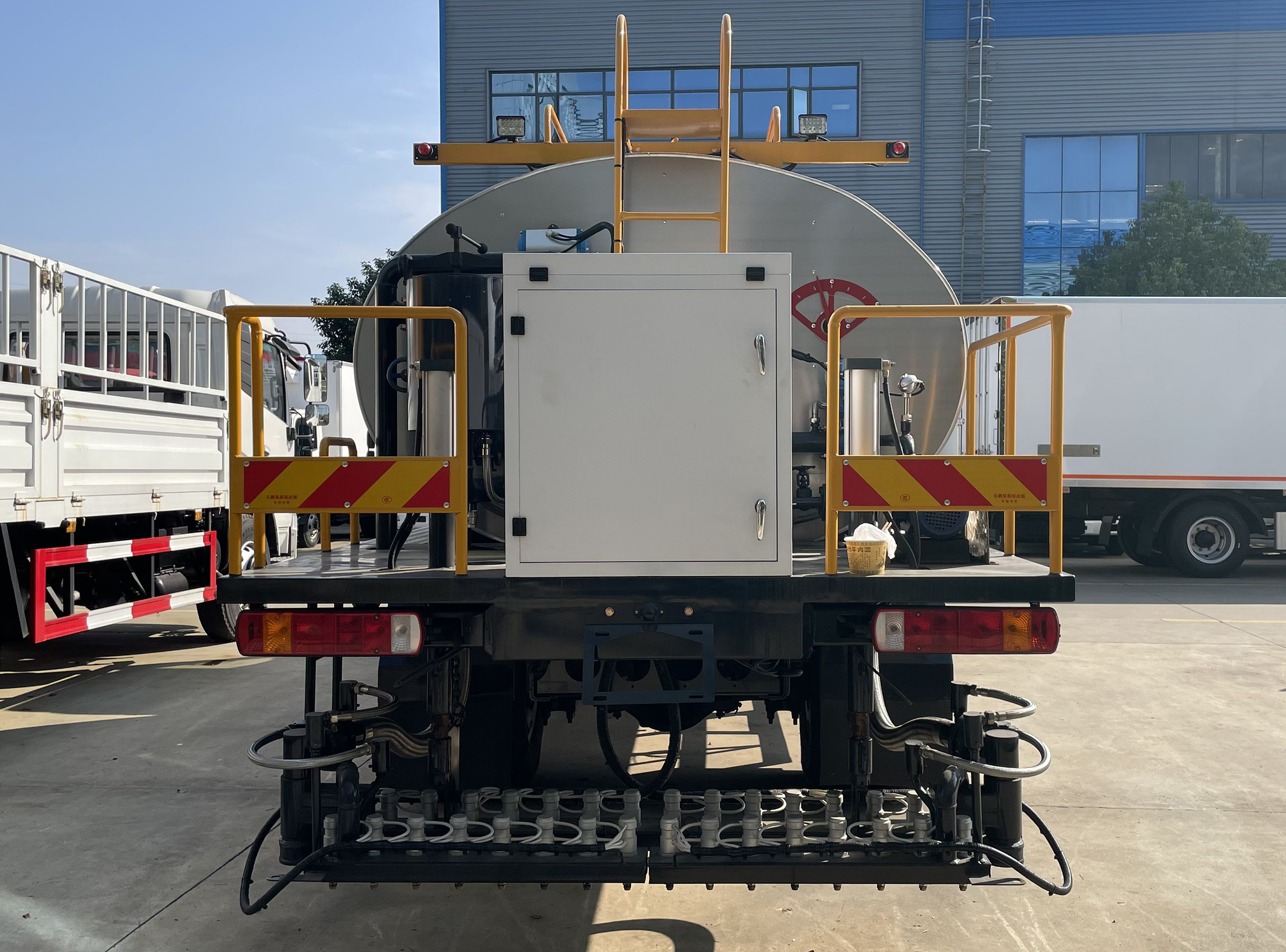 解放8.75方瀝青灑布車(chē)圖片5