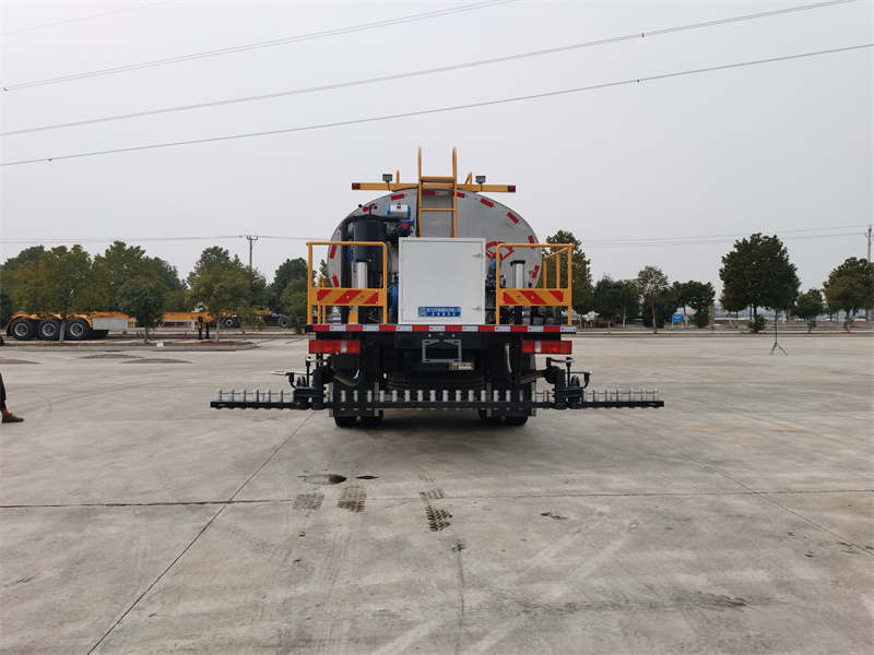 重汽豪沃8.86方智能型瀝青灑布車(chē)圖片5