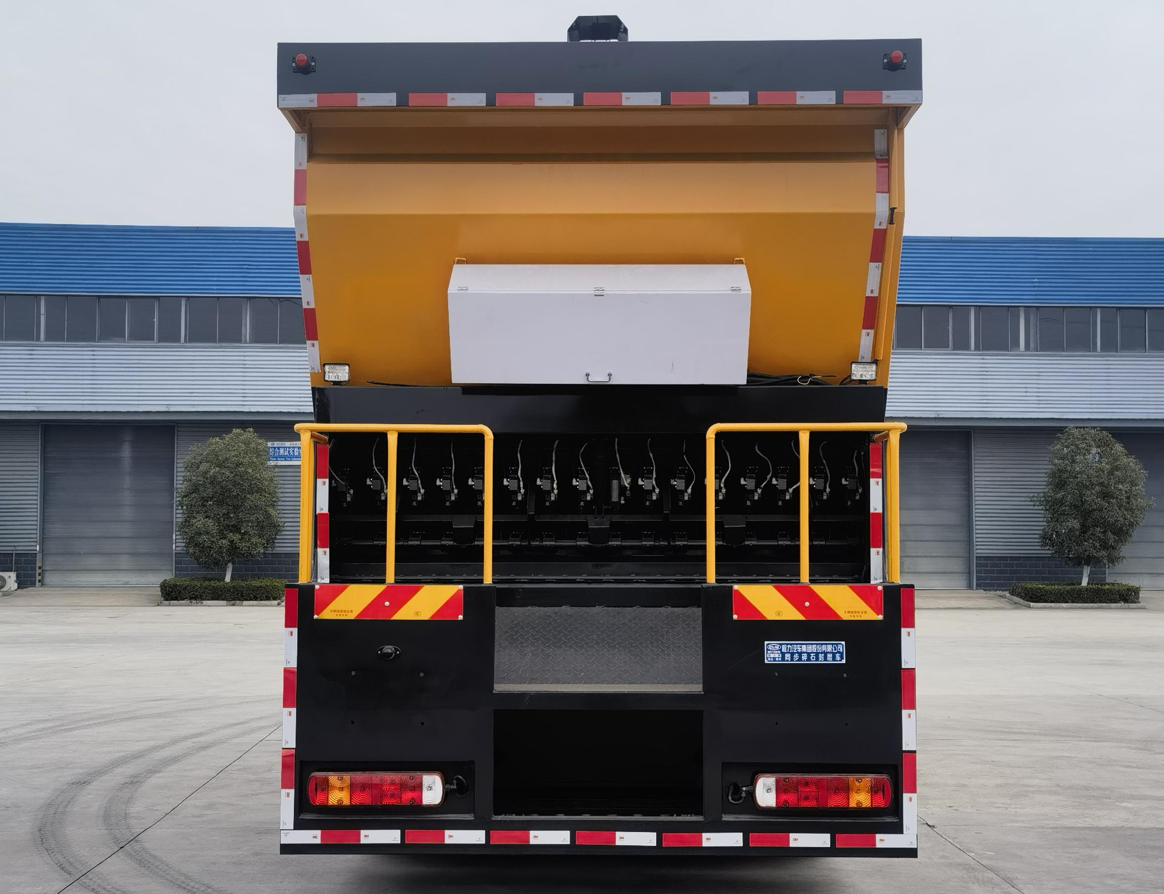 重汽豪沃后雙橋同步碎石封層車(chē)圖片5